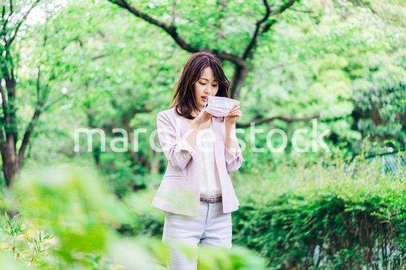 メイクがマスクについた若いビジネスウーマン