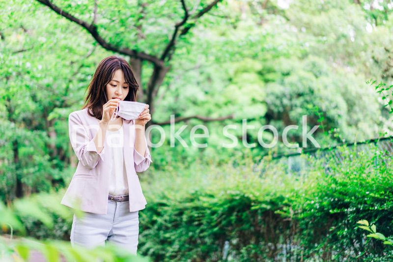 メイクがマスクについた若いビジネスウーマン