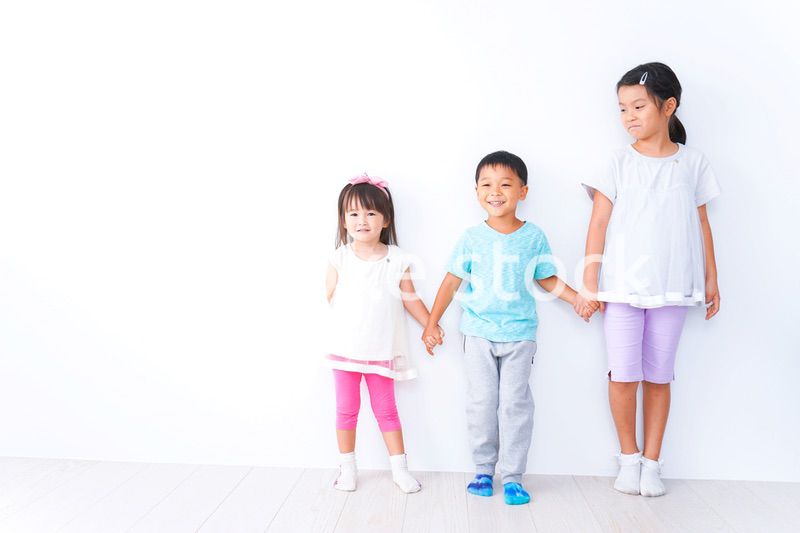 仲良く遊ぶ子どもたち