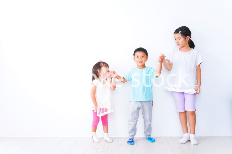 仲良く遊ぶ子どもたち