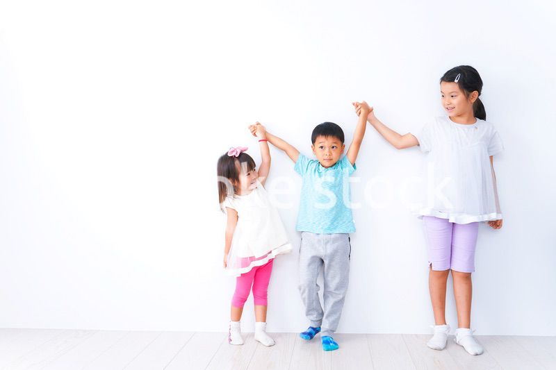 仲良く遊ぶ子どもたち