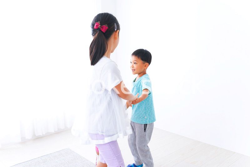 仲良く遊ぶ子どもたち