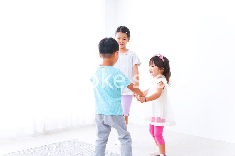 仲良く遊ぶ子どもたち