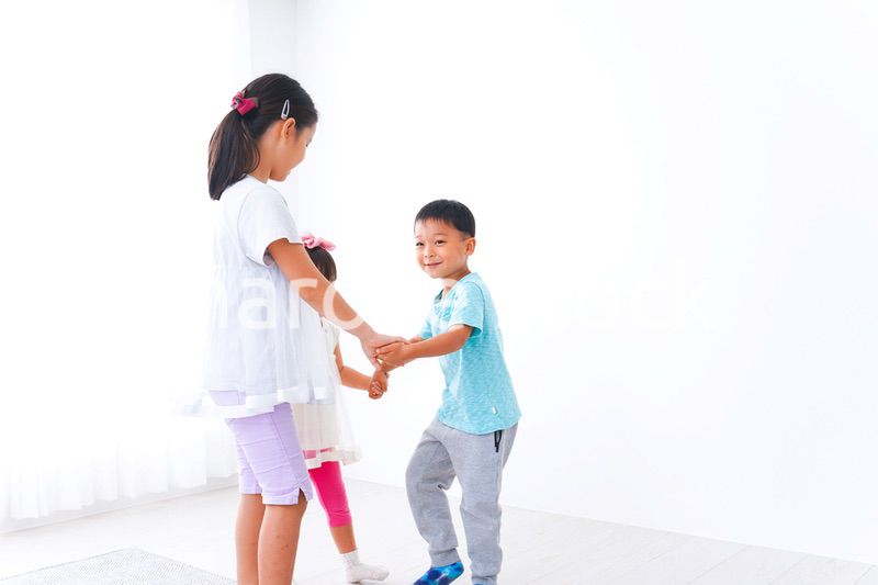 仲良く遊ぶ子どもたち