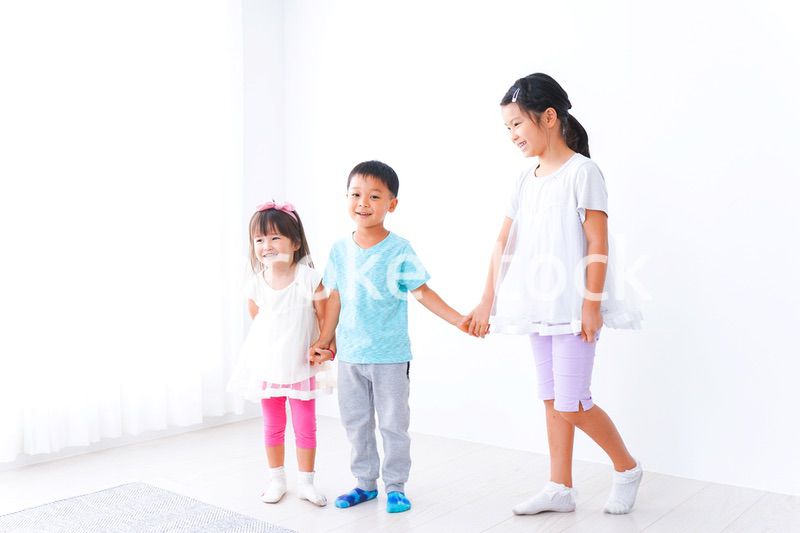 仲良く遊ぶ子どもたち