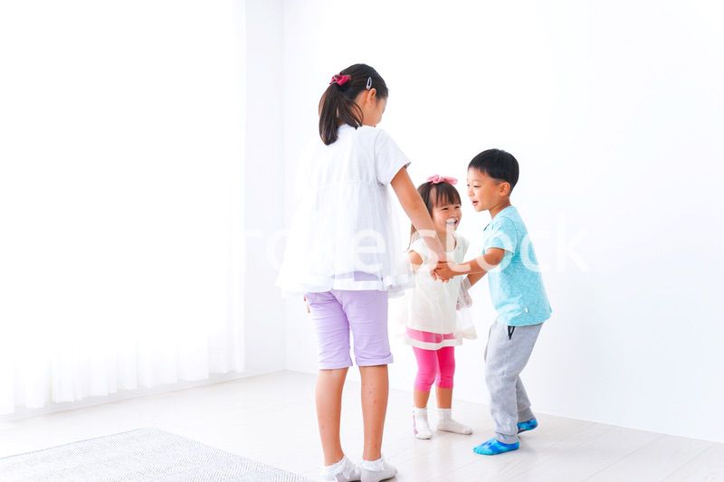 仲良く遊ぶ子どもたち