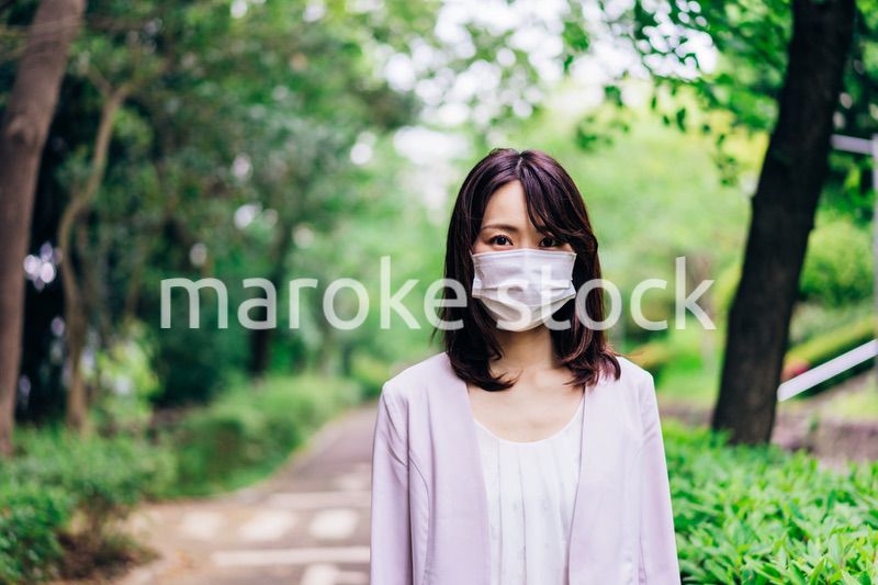 マスクをして歩くビジネスウーマン