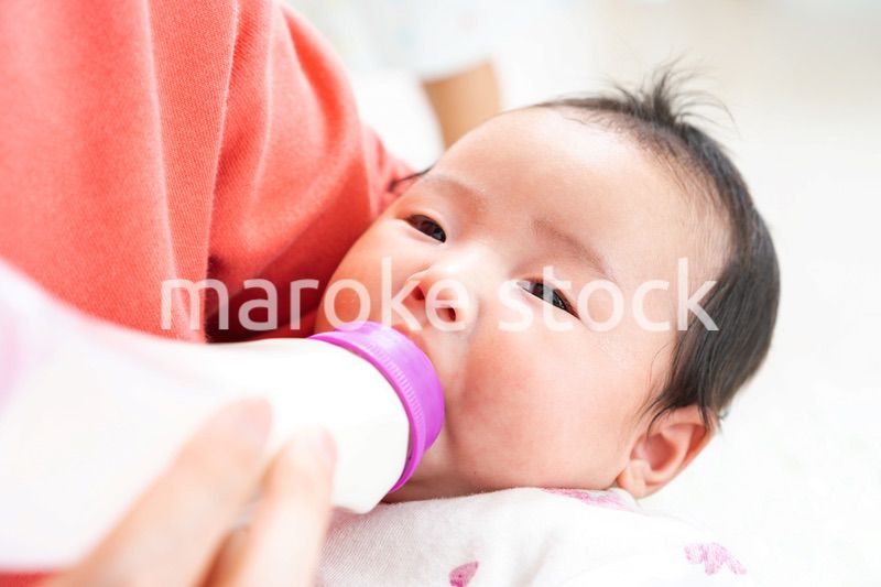 哺乳瓶でミルクを飲む赤ちゃん