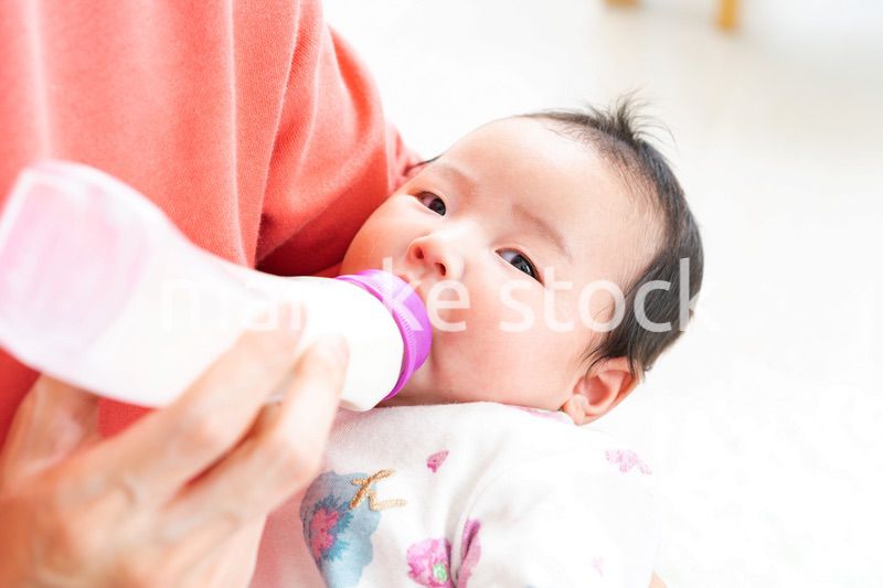 哺乳瓶でミルクを飲む赤ちゃん