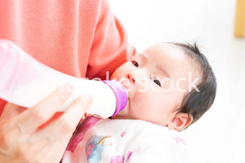 哺乳瓶でミルクを飲む赤ちゃん