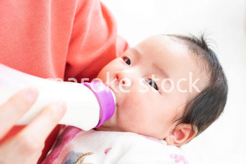哺乳瓶でミルクを飲む赤ちゃん