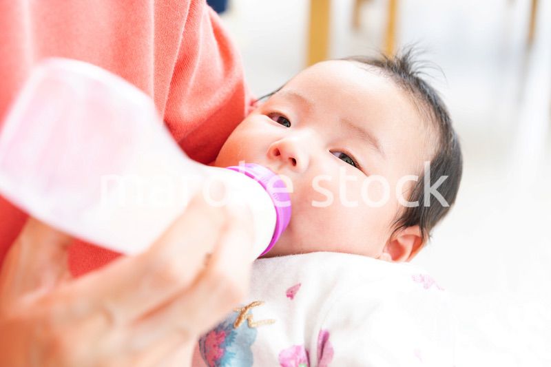 哺乳瓶でミルクを飲む赤ちゃん