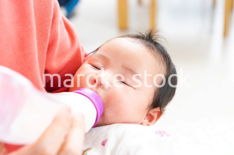 哺乳瓶でミルクを飲む赤ちゃん