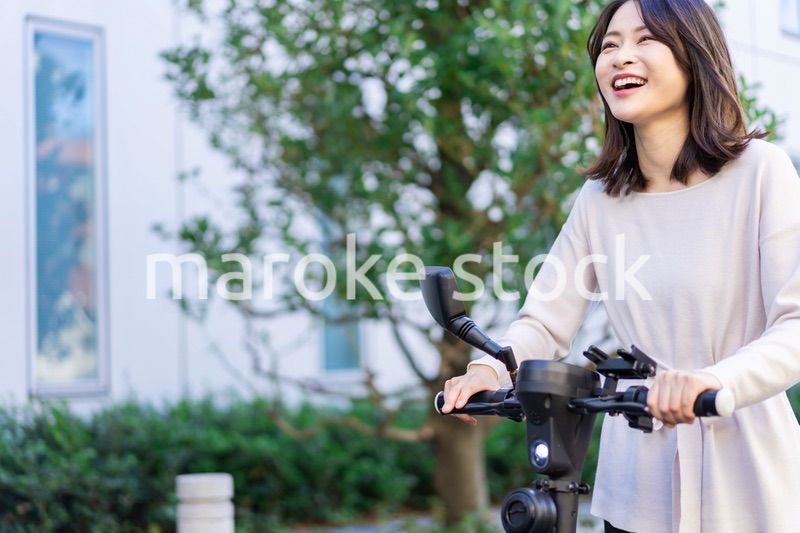 電動キックボード・電動キックスケーターに乗る人