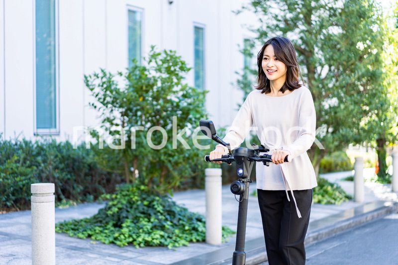 電動キックボード・電動キックスケーターに乗る人