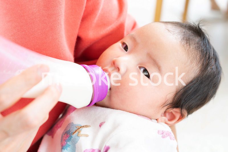 哺乳瓶でミルクを飲む赤ちゃん