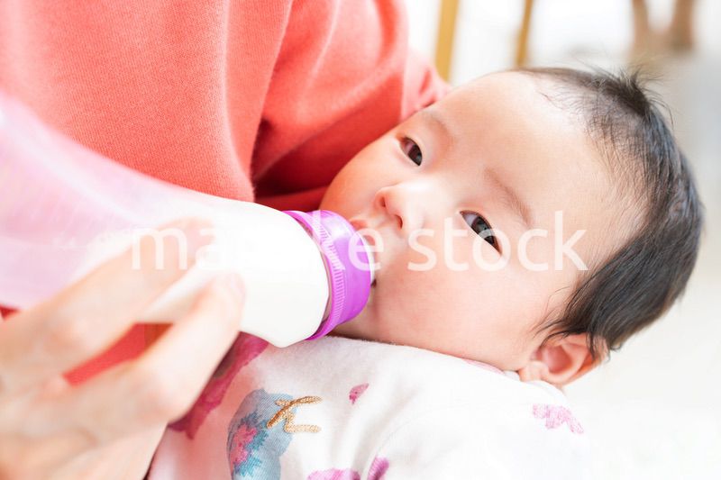 哺乳瓶でミルクを飲む赤ちゃん