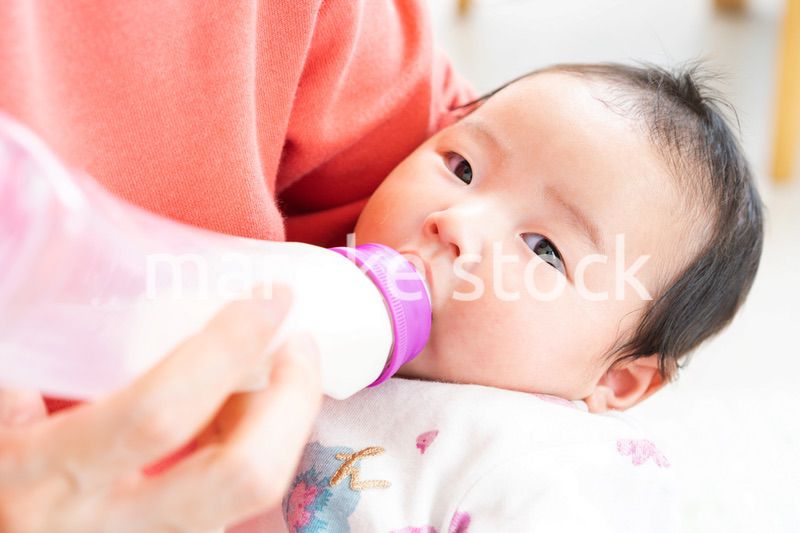 哺乳瓶でミルクを飲む赤ちゃん