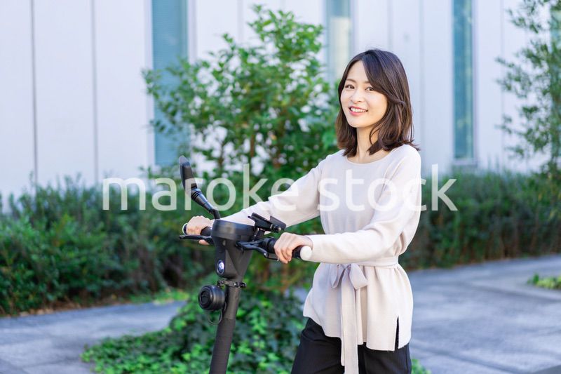 電動キックボード・電動キックスケーターに乗る人