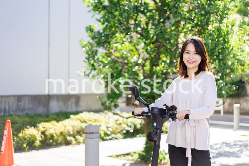 電動キックボード・電動キックスケーターに乗る人