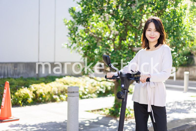 電動キックボード・電動キックスケーターに乗る人