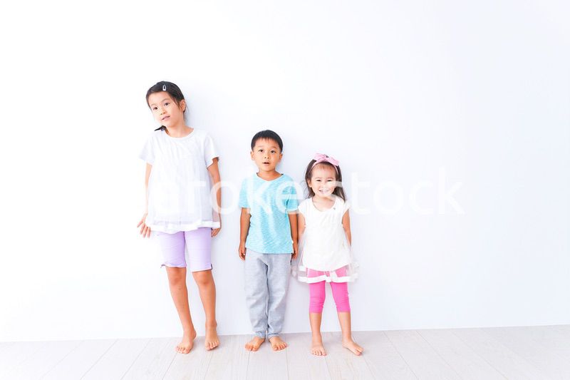 仲良く遊ぶ子どもたち