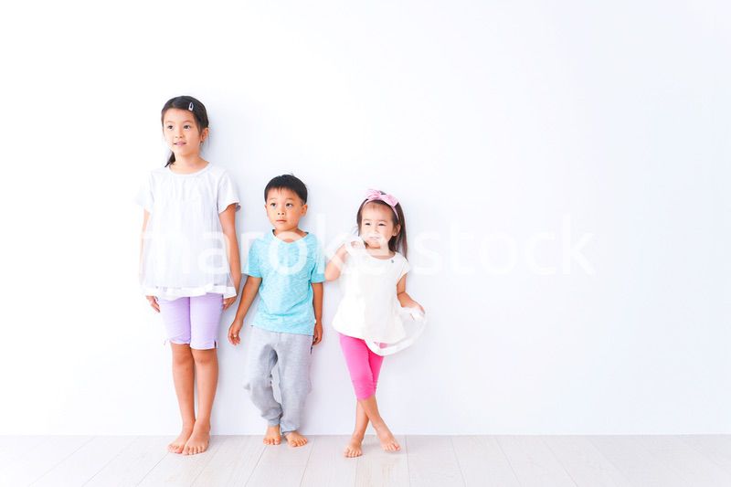 仲良く遊ぶ子どもたち