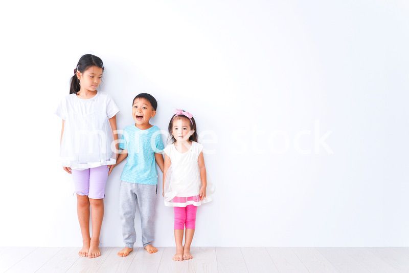 仲良く遊ぶ子どもたち