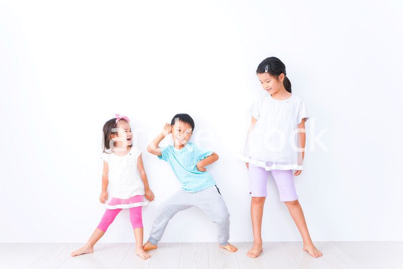 仲良く遊ぶ子どもたち