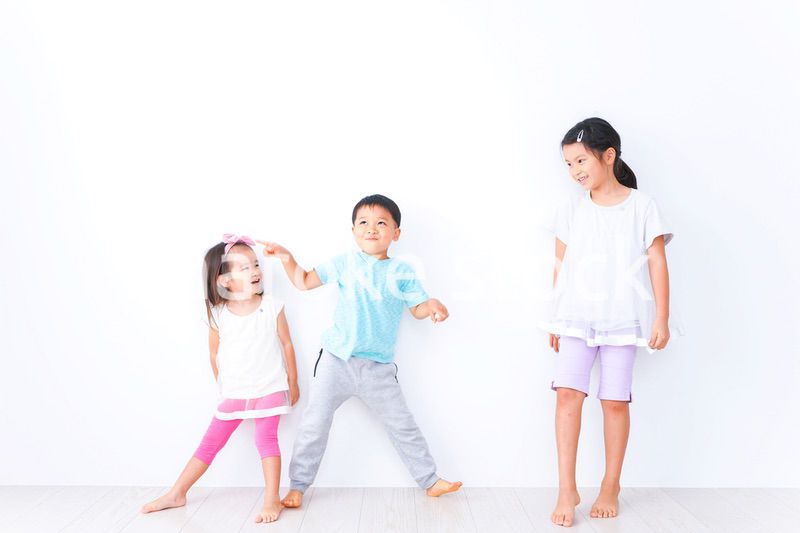 仲良く遊ぶ子どもたち