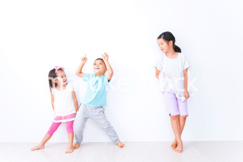 仲良く遊ぶ子どもたち