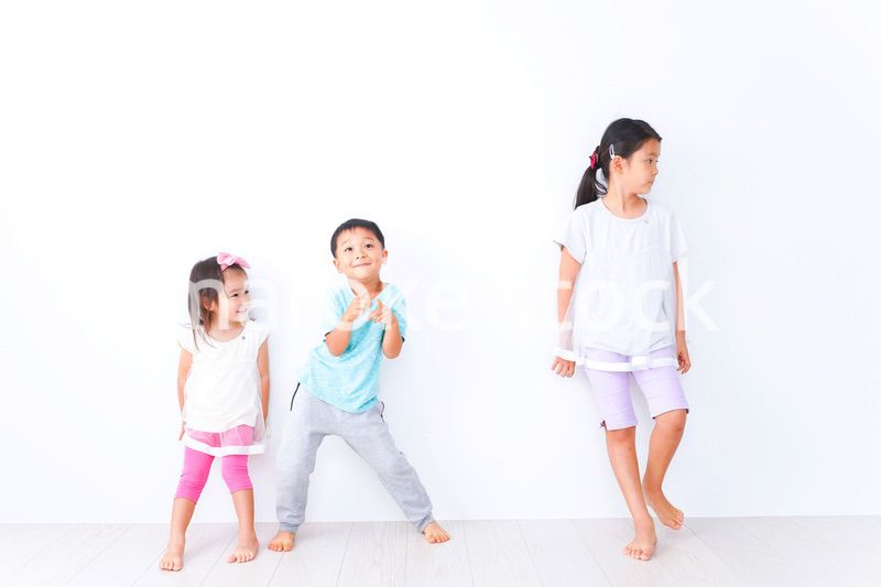 仲良く遊ぶ子どもたち