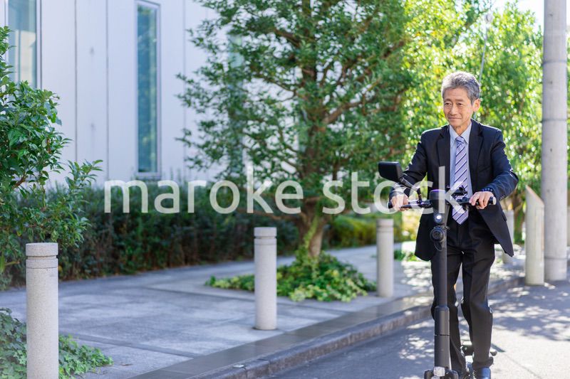 電動キックボード・電動キックスケーターに乗る人