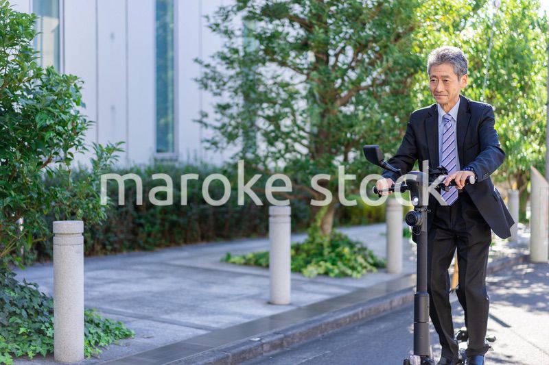 電動キックボード・電動キックスケーターに乗る人