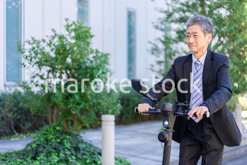 電動キックボード・電動キックスケーターに乗る人