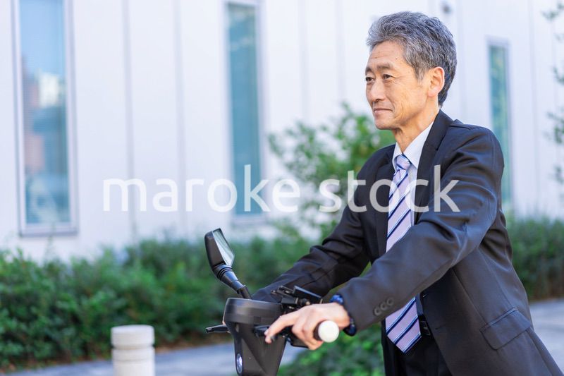 電動キックボード・電動キックスケーターに乗る人