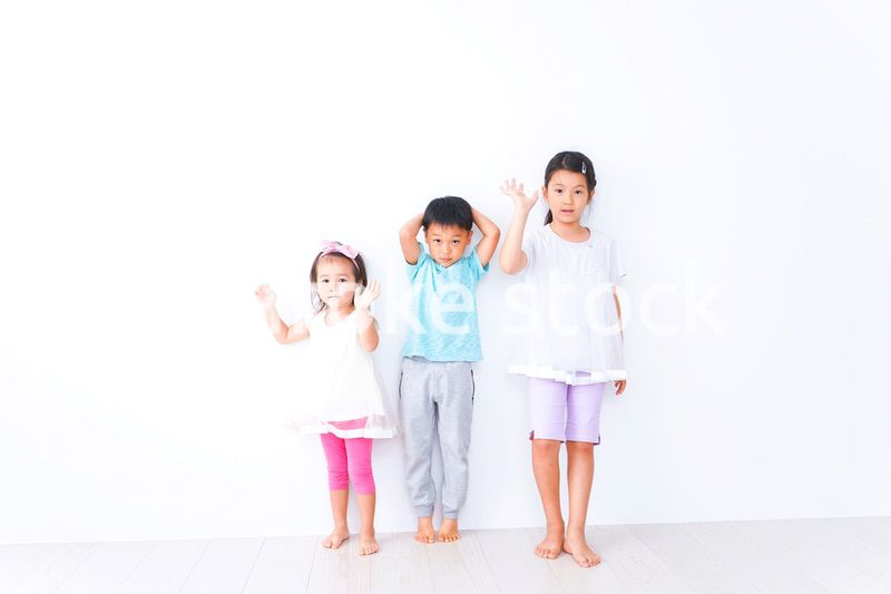 仲良く遊ぶ子どもたち