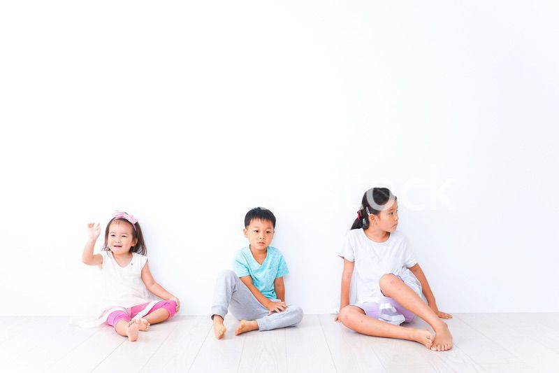 仲良く遊ぶ子どもたち