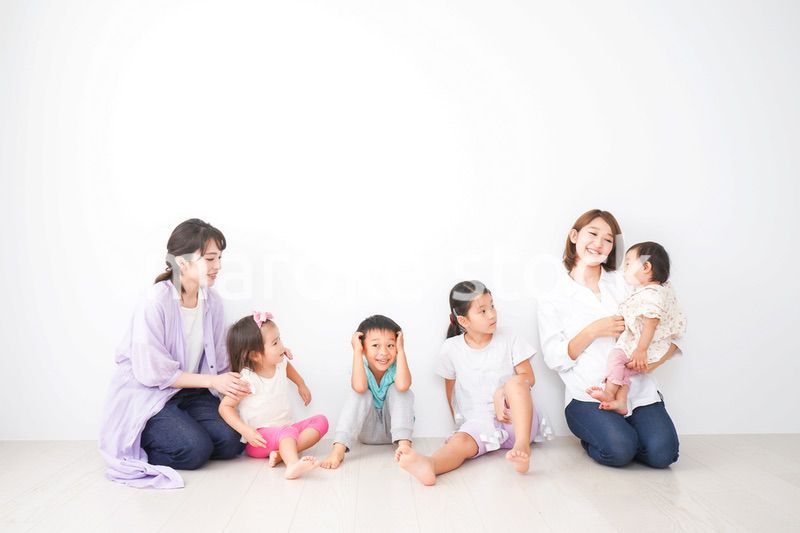 室内で楽しく遊ぶ子どもたちとママ友