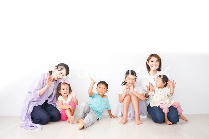 室内で楽しく遊ぶ子どもたちとママ友