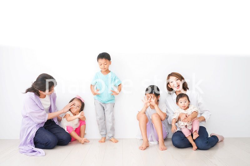 室内で楽しく遊ぶ子どもたちとママ友