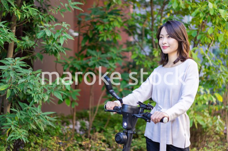 電動キックボード・電動キックスケーターに乗る人