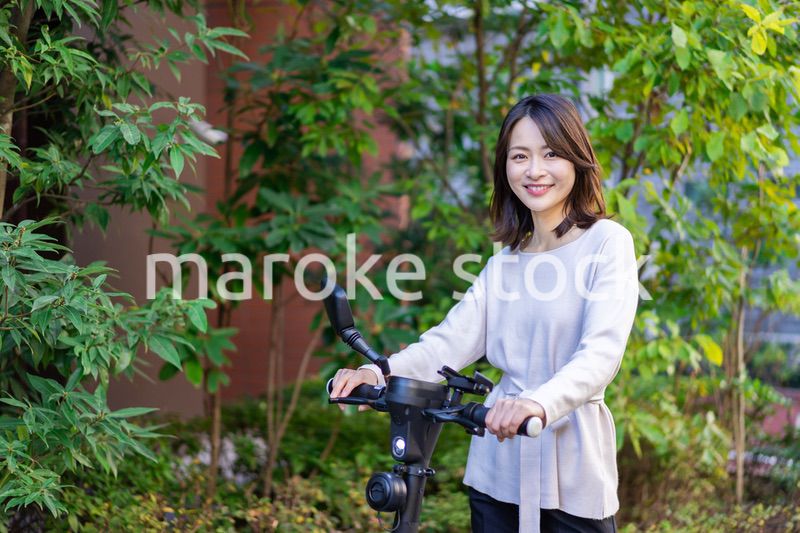 電動キックボード・電動キックスケーターに乗る人