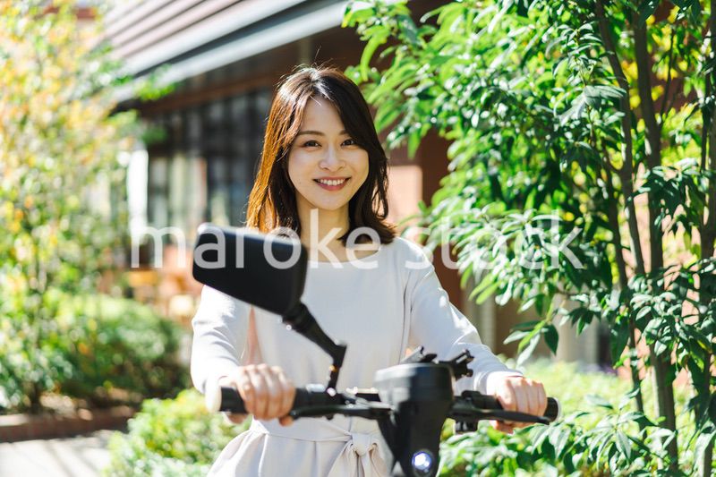 電動キックボード・電動キックスケーターに乗る人