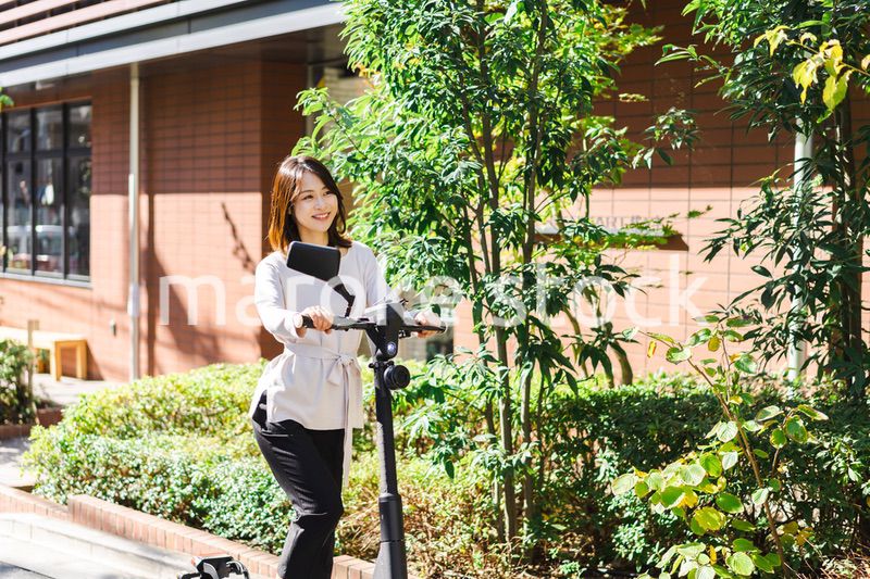 電動キックボード・電動キックスケーターに乗る人