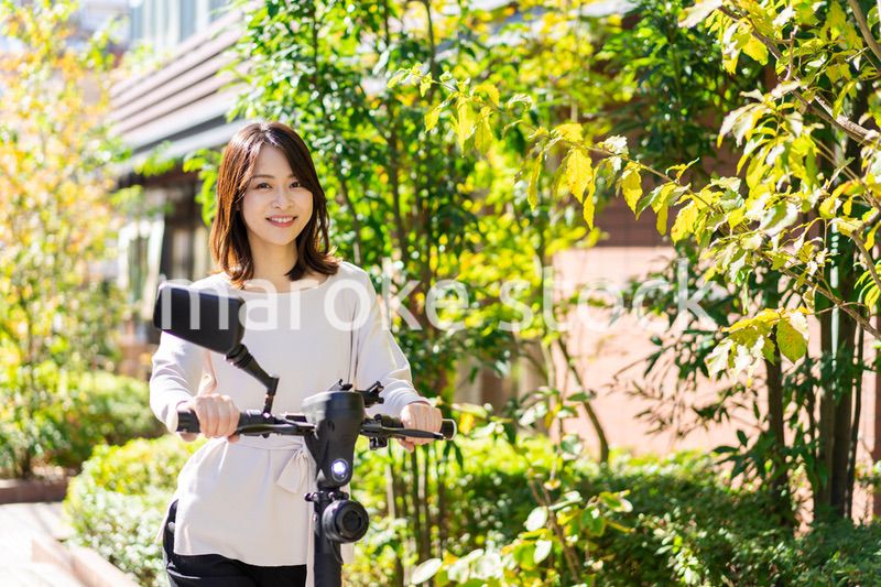 電動キックボード・電動キックスケーターに乗る人