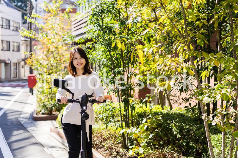 電動キックボード・電動キックスケーターに乗る人