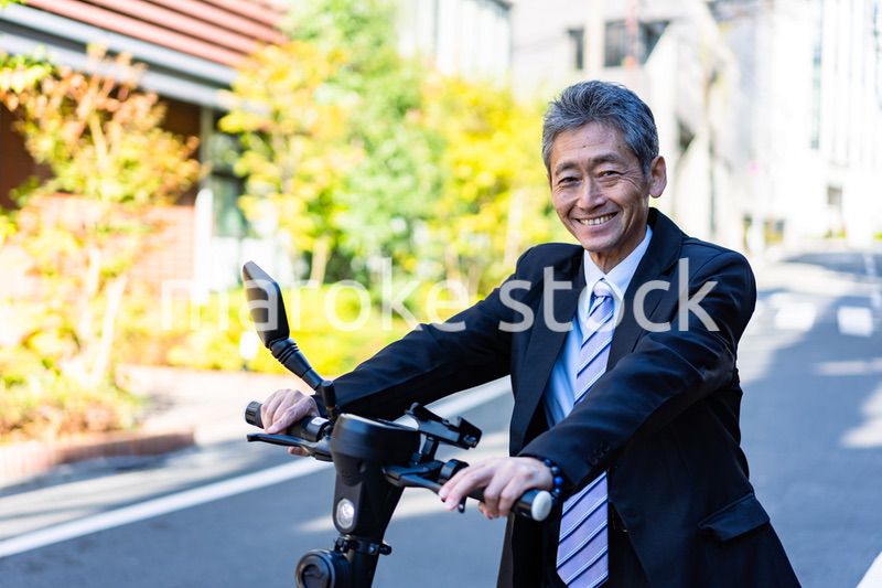 電動キックボード・電動キックスケーターに乗る人