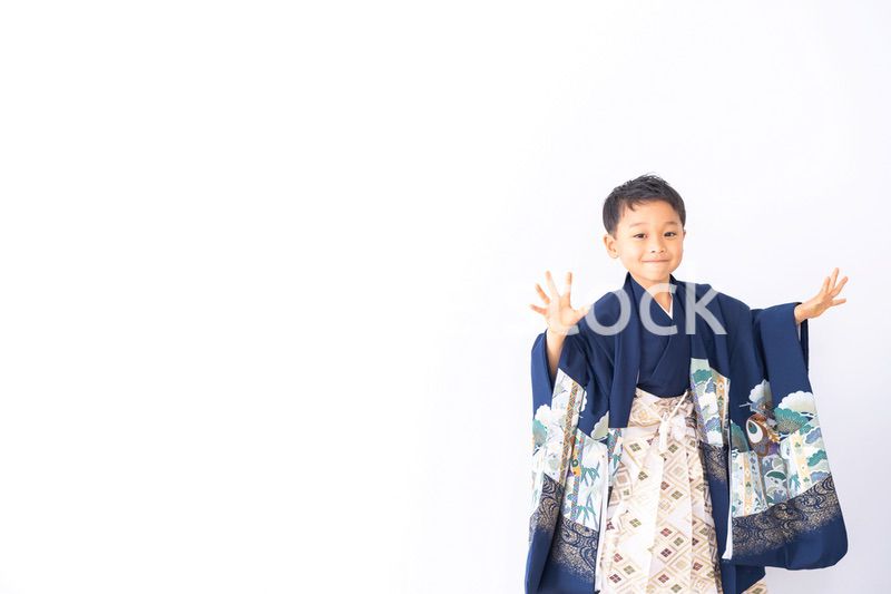 七五三の衣装を着た男の子