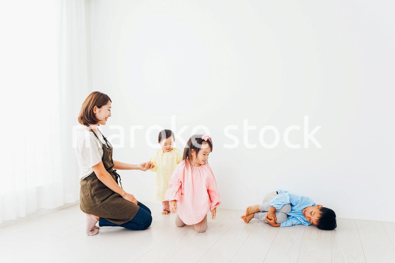 幼稚園で遊ぶ子どもたちと保育士